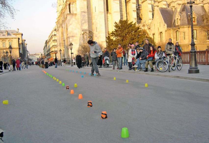 Session de slalom en croisé arrière devant Notre-Dame