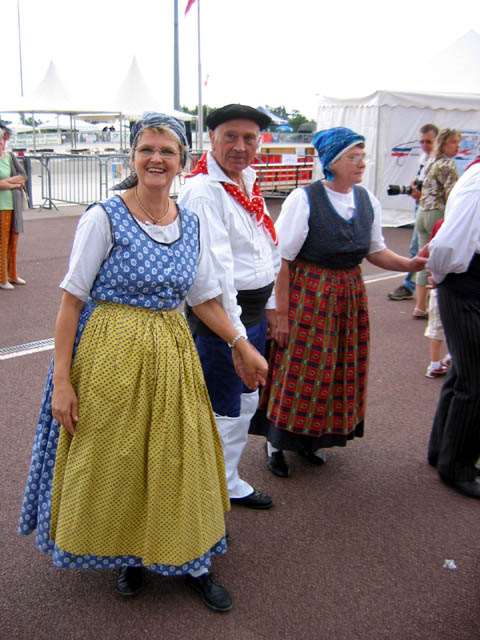 Costumes locaux pour célébrer l'événement