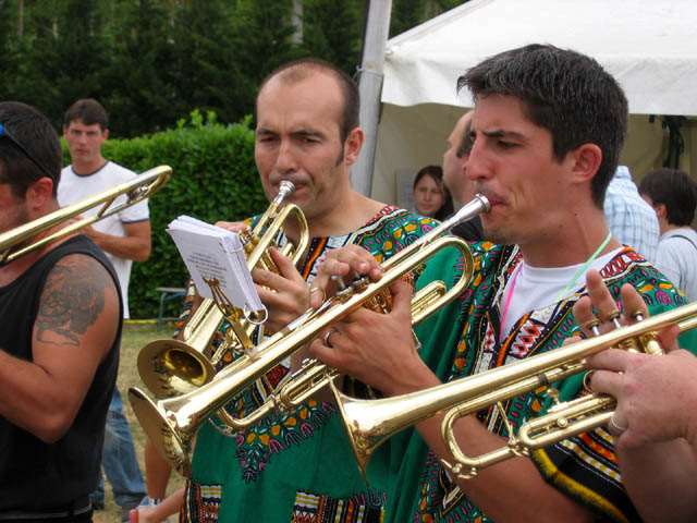 Un orchestre est présent pour mettre l'ambiance