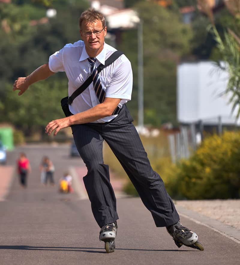 Patineur en costume et cravate - crédit : Adobe Stock