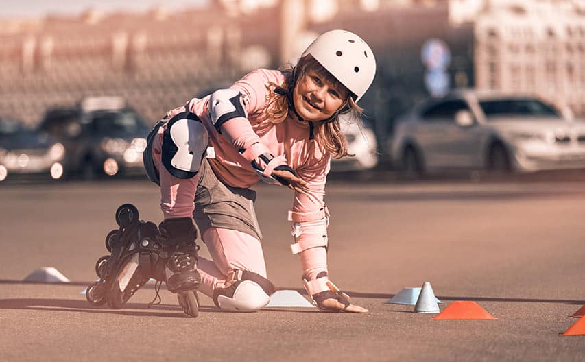 Un Garçon Essaie De Se Relever Du Sol Après être Tombé Avec Des Patins à  Roulettes.