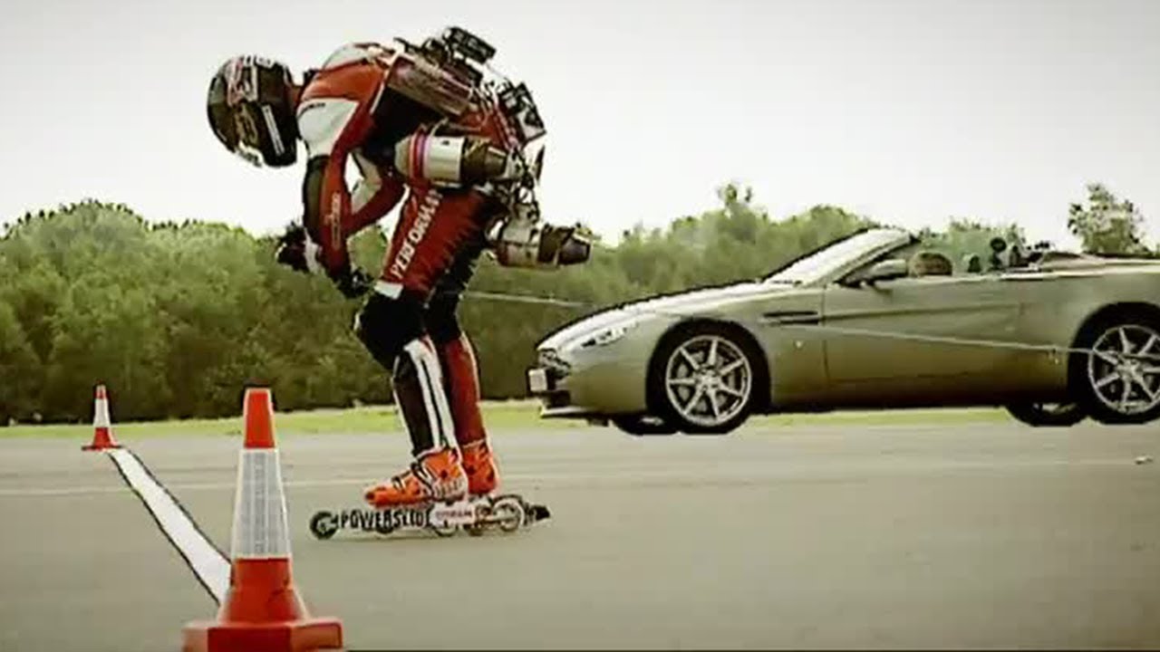 Dirk Auer en roller contre une Aston Martin