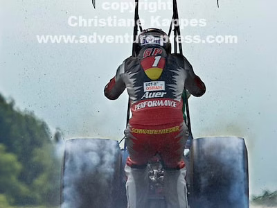Dirk Auer en roller derrière un dragster