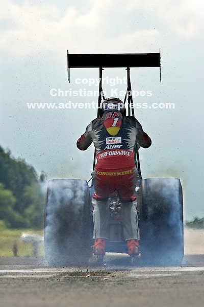 Dirk Auer en roller derrière un dragster