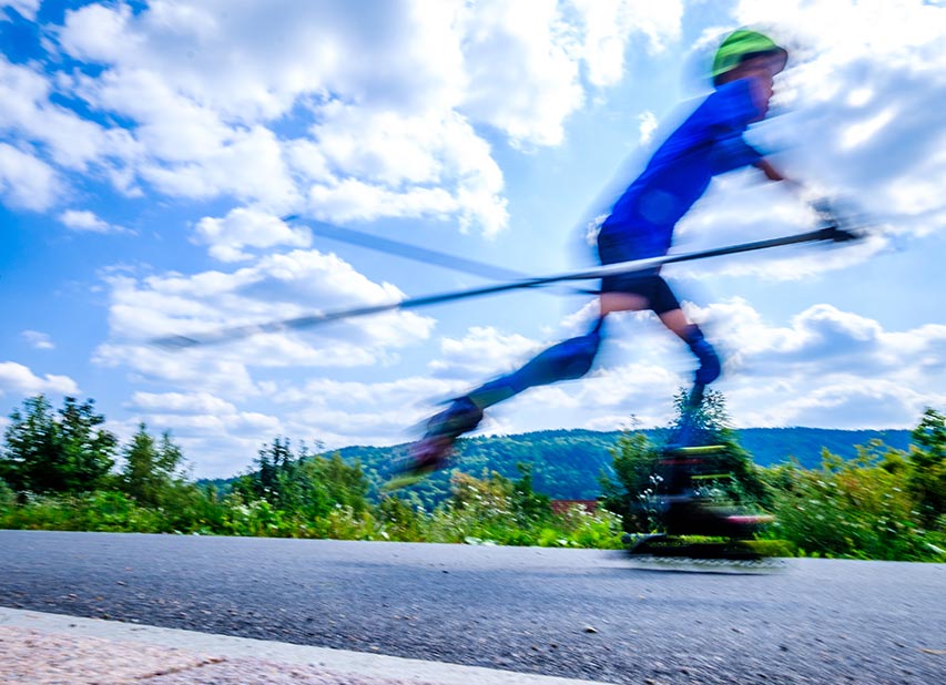 Un enfant qui pratique le Nordic Skating