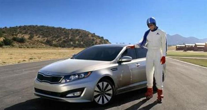 Publicité pour la Kia Optima ave un dunk en roller de Blake Griffin