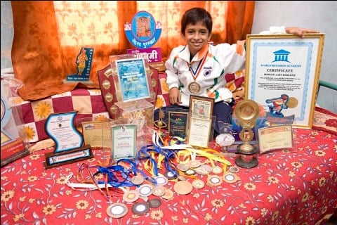 Record du monde de Rohan Ajit Kokane de Limbo roller en Inde