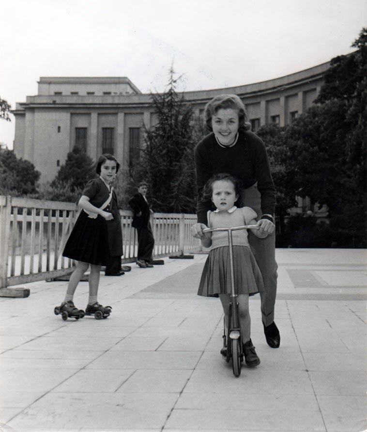 Patinage à roulettes et trottinette au Trocadéro en 1950 (collection personnelle de Sam Nieswizski)