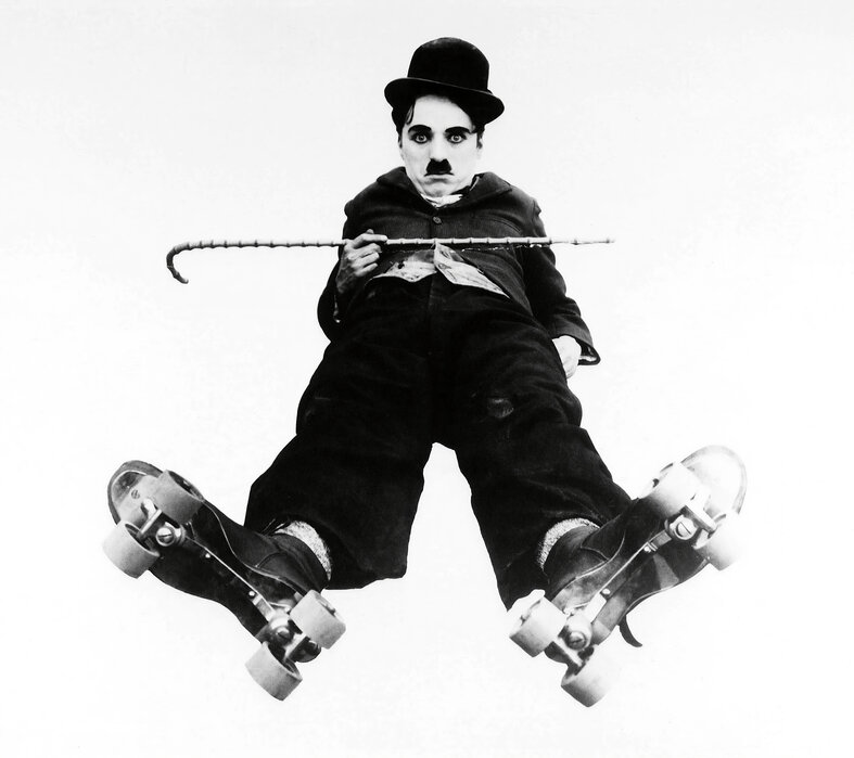 Charlie Chaplin en patins à roulettes