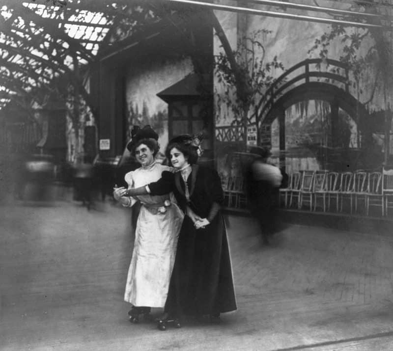 Deux patineuses de l'époque Victorienne