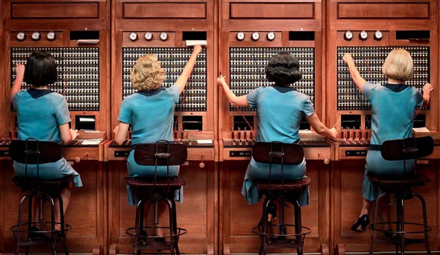 Les demoiselles du téléphone en patins à roulettes !