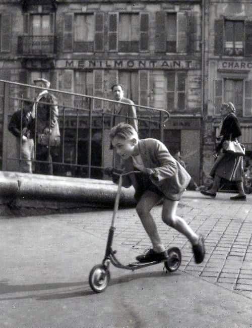 Un enfant en trottinette à Ménilmontant en 1934 - photo : Robert Doisneau