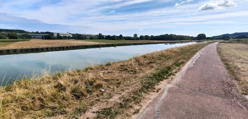 La voie verte du canal de la Marne au Rhin traverse les champs en direction de Saverne