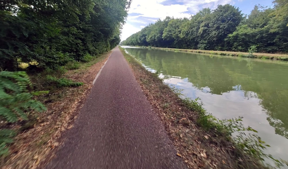 En se rapprochant de Saverne, de plus en plus de passages se font à la fraîcheur des arbres