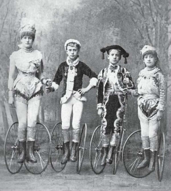 Les enfants Elliotte sur leurs Unicycle Skates