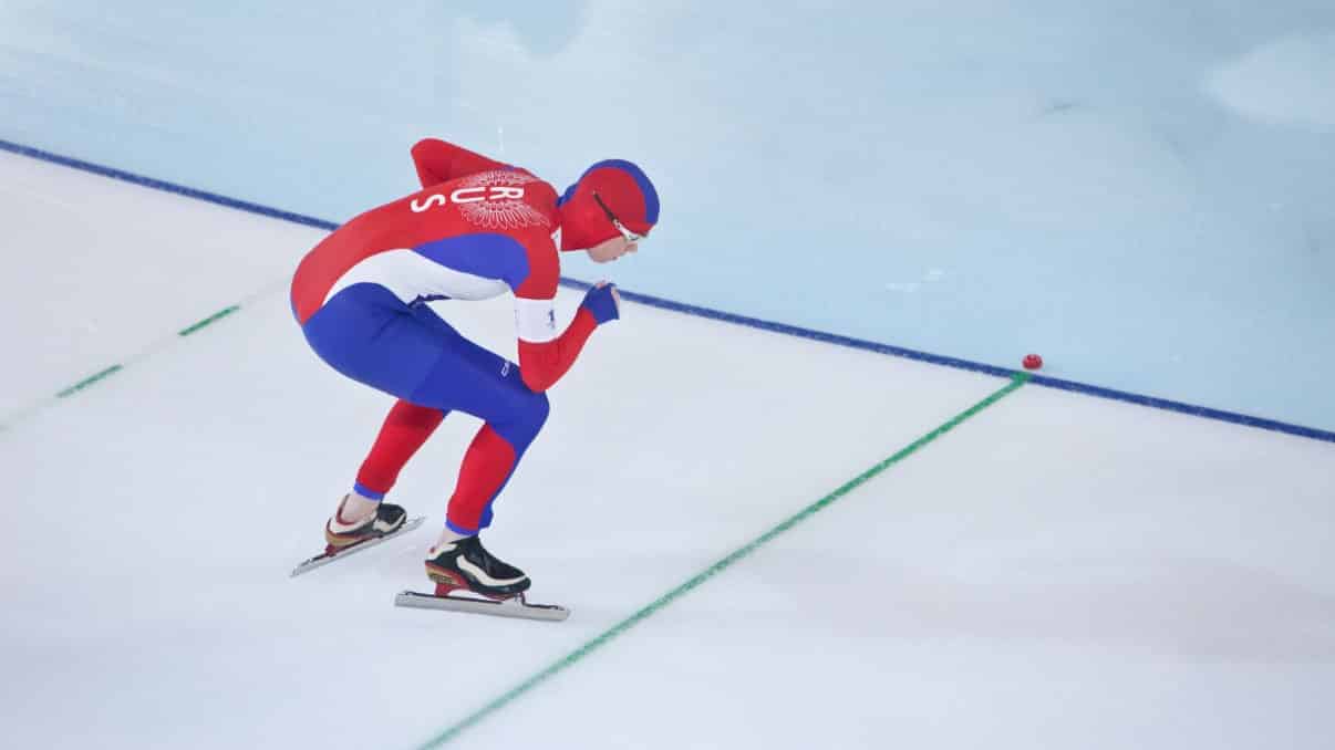 Patineuse à glace Russe au départ d'une course des Jeux Olympiques