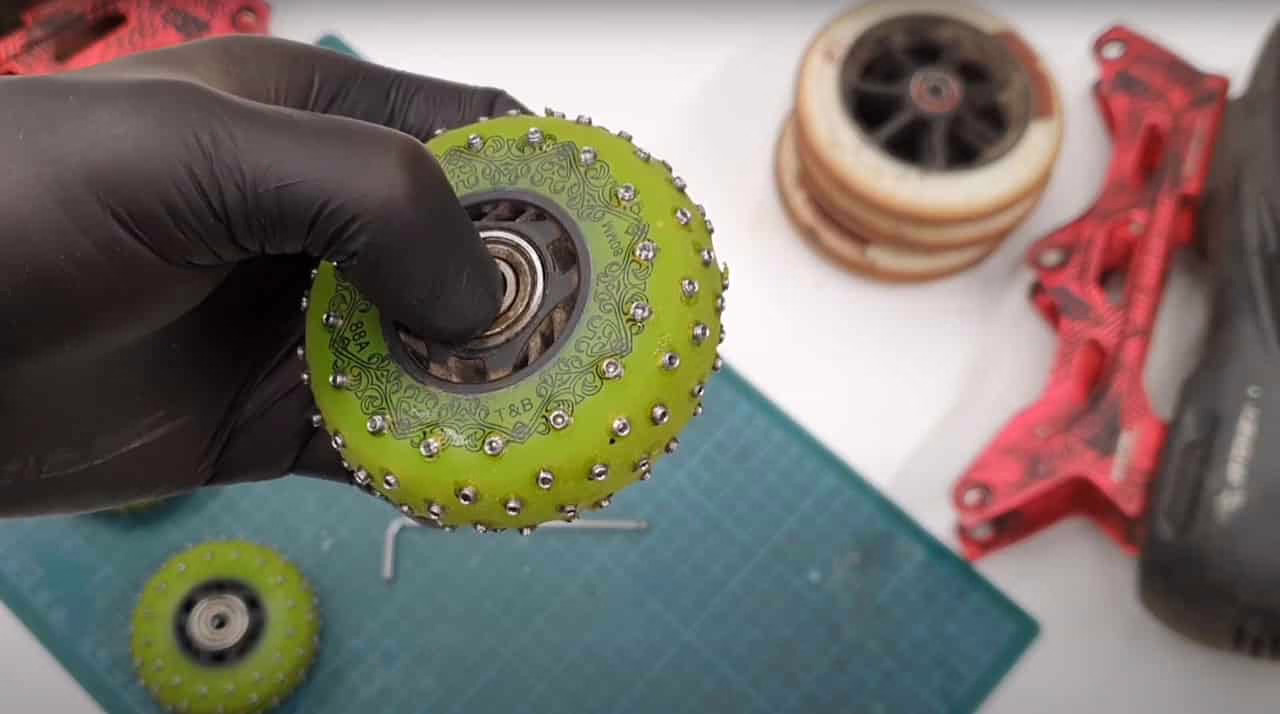 Du roller sur la glace avec des roues cloutées !
