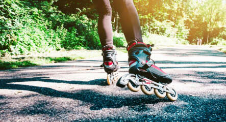 Patineur sur une voie verte