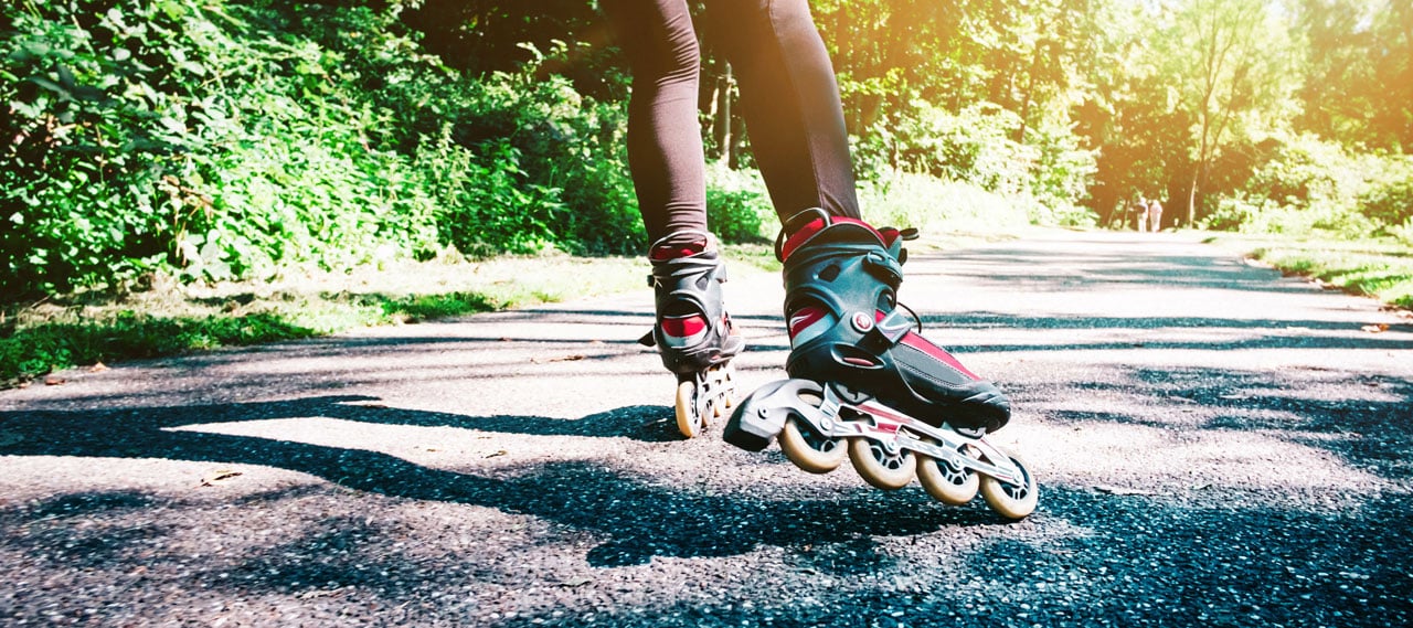 Patineur sur une voie verte