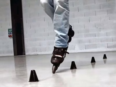 Apprendre le wheeling en roller freestyle