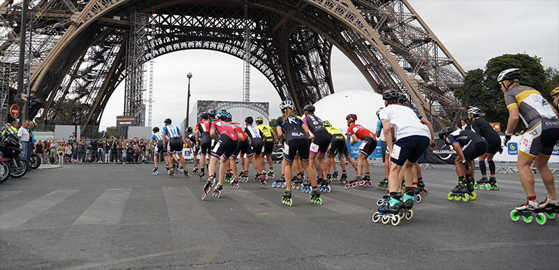 Les participants du marathon roller de Paris passent au pied de la Tour Eiffel