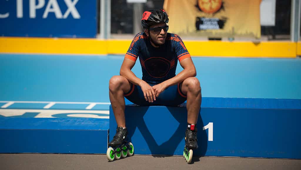 Patineur assis sur la piste de Soligorsk