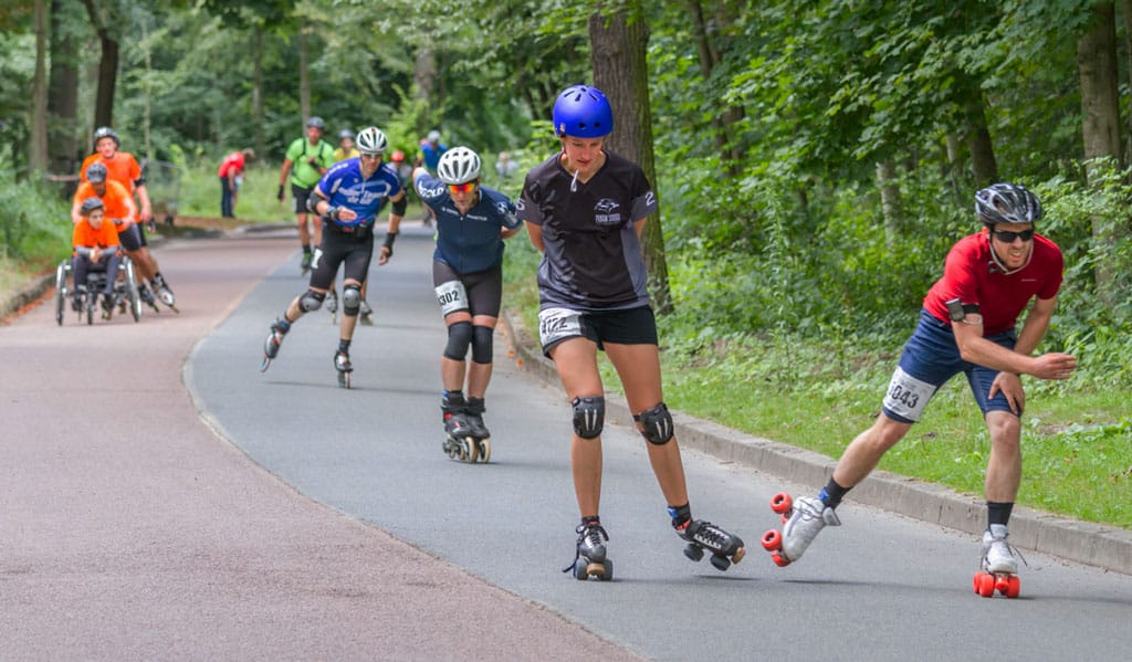 Peloton de patineurs sur les 6 Heures Roller de Paris 2021