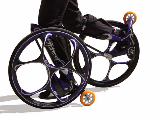 Un patin cycle moderne avec une roulette pour plus de stabilité