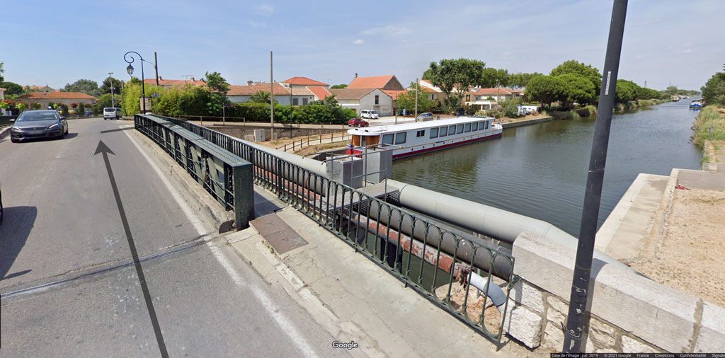Franchissement du second pont à Aigues-Mortes pour rejoindre la voie verte vers Gallician