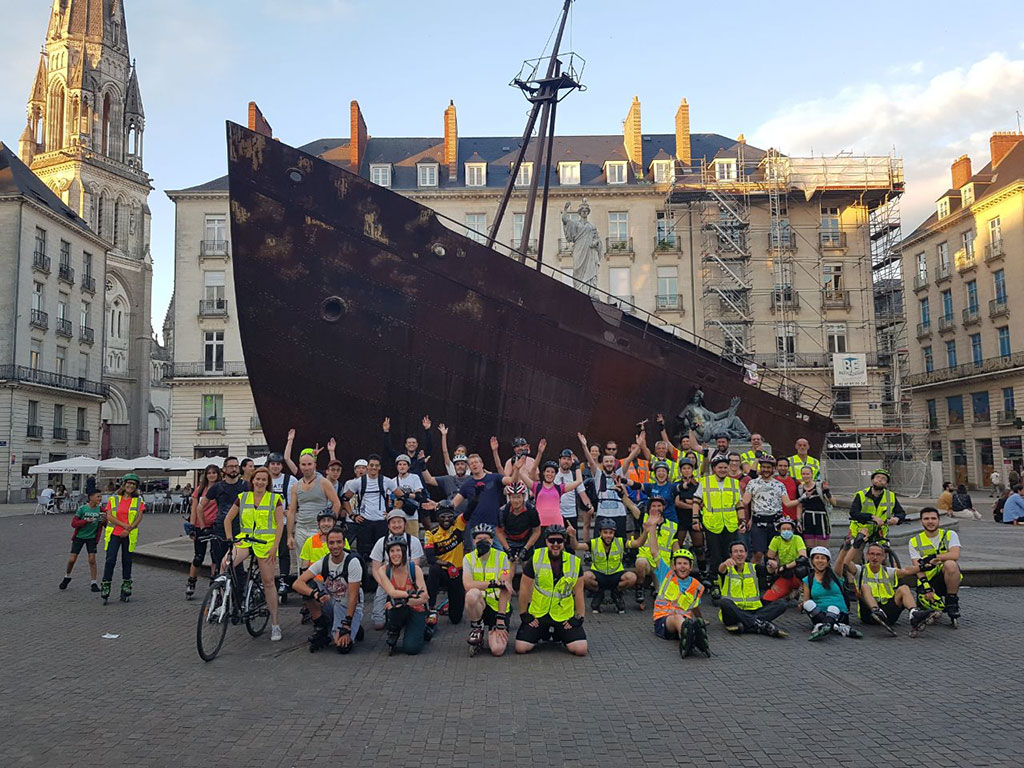 La randonnée Nantes Roller devant le bateau échoué