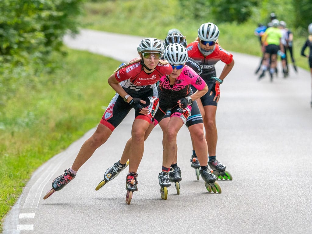 Peloton féminin au marathon roller de Mazurie