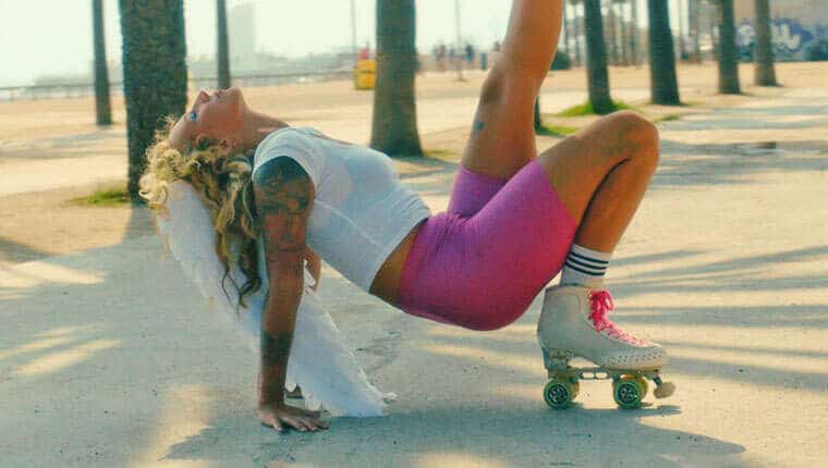 Du patinage à roulettes dans le clip Believe de Sound Of Legend