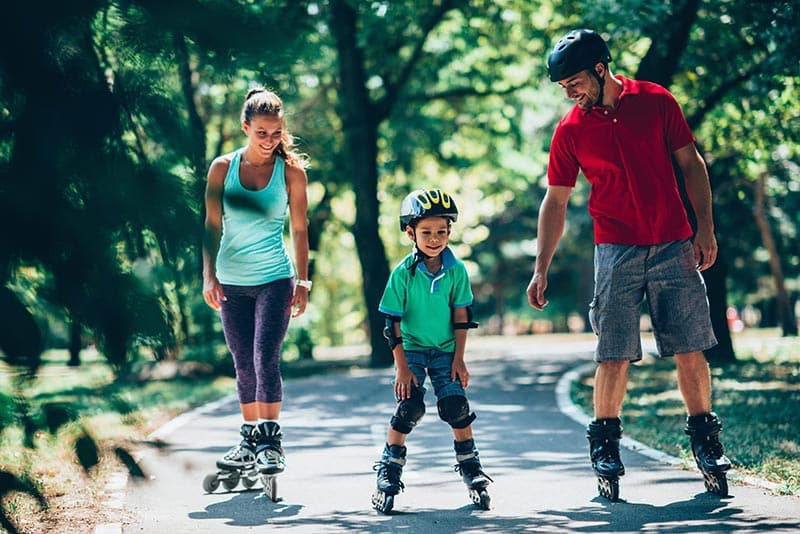 Le Tour De Femme Fait Du Roller Image stock - Image du santé