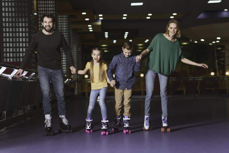 Faire un tour au skating rink en famille