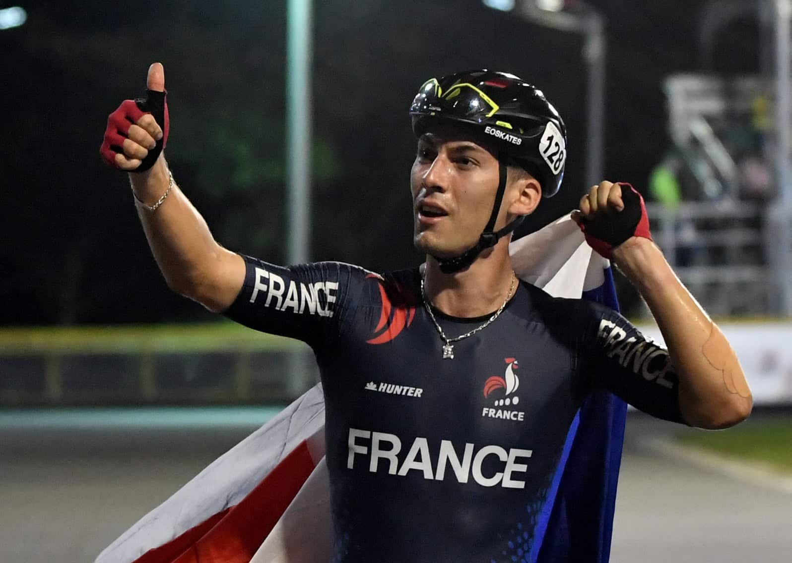 Martin Ferrié avec le drapeau tricolore au Championnat du monde roller course 2021