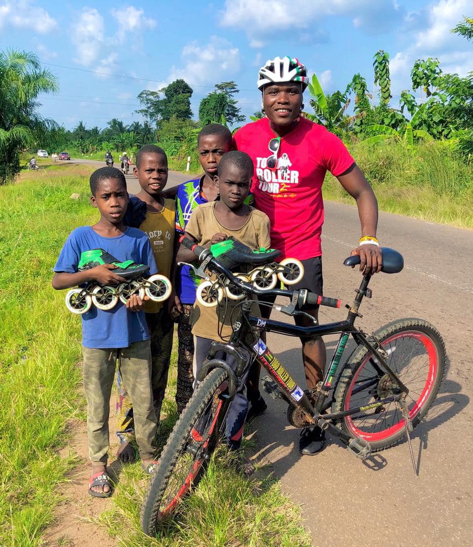 Des enfants avec une paire de patin lors de la première étape