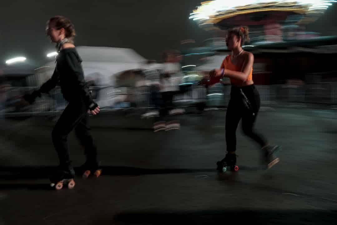 Les patineurs sur le dance floor de la soirée roller disco de Nantes