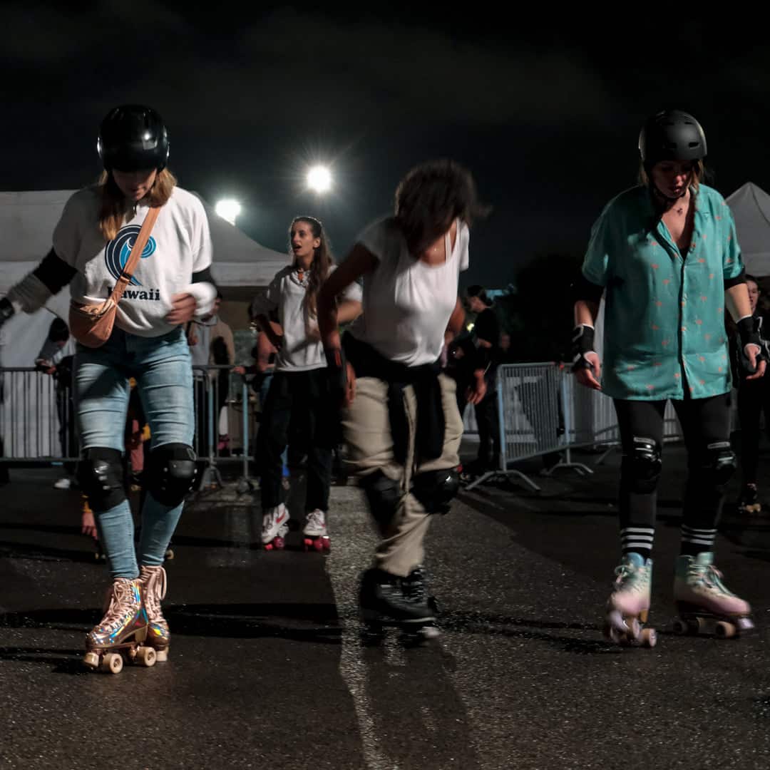 Les patineurs sur le dance floor de la soirée roller disco de Nantes
