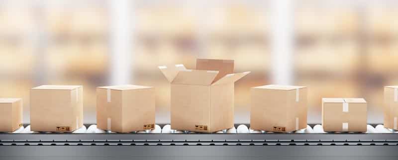 Des cartons sur un tapis roulant