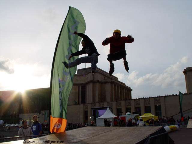 Deux concurrents en l'air au dessus d'une table