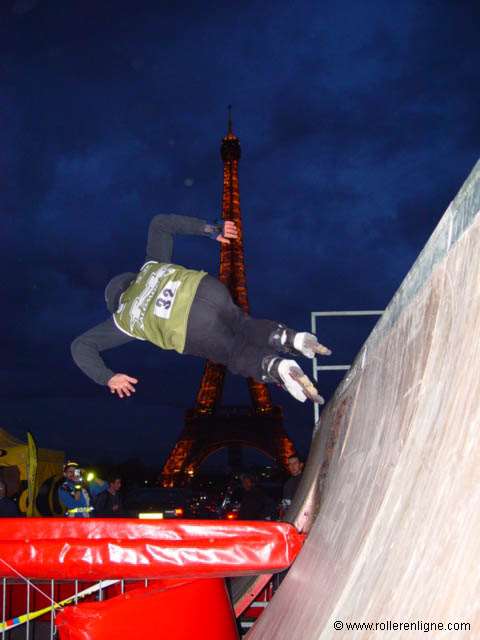 Dans la courbe d'un quarter face à la Tour Eiffel