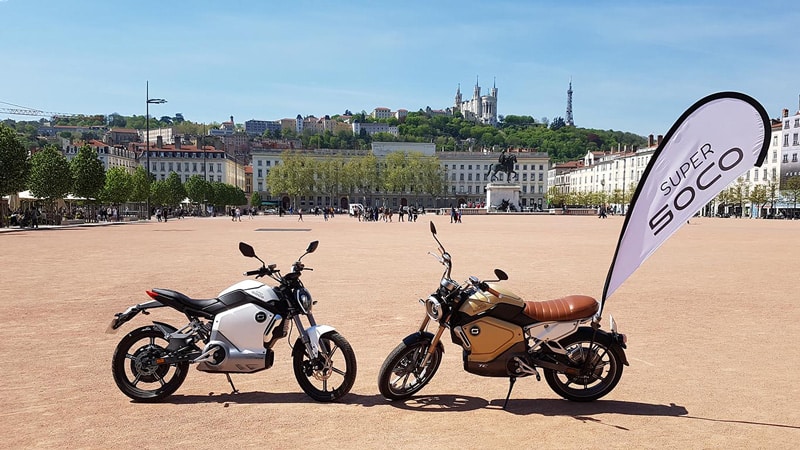 Véhicules Socco sur la place Bellecour