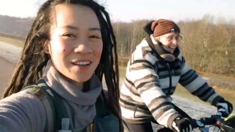Catherine Thaï en compagnie d'un cycliste