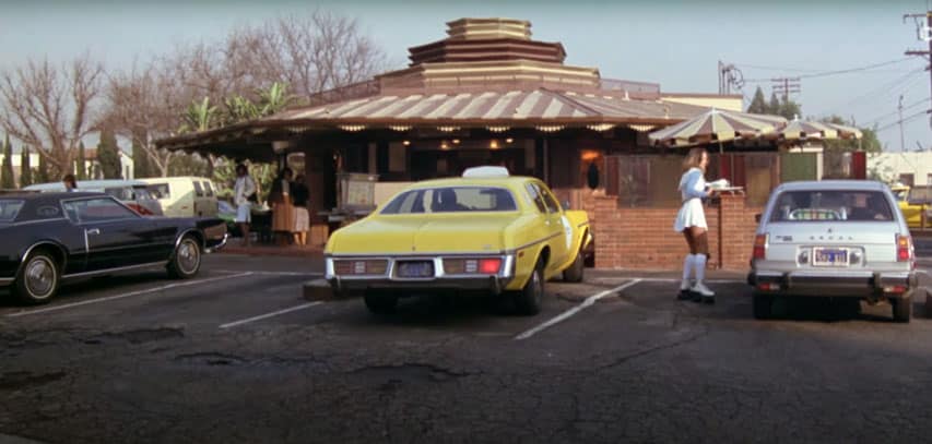 Service en patin à roulettes dans le drive-in Mel's