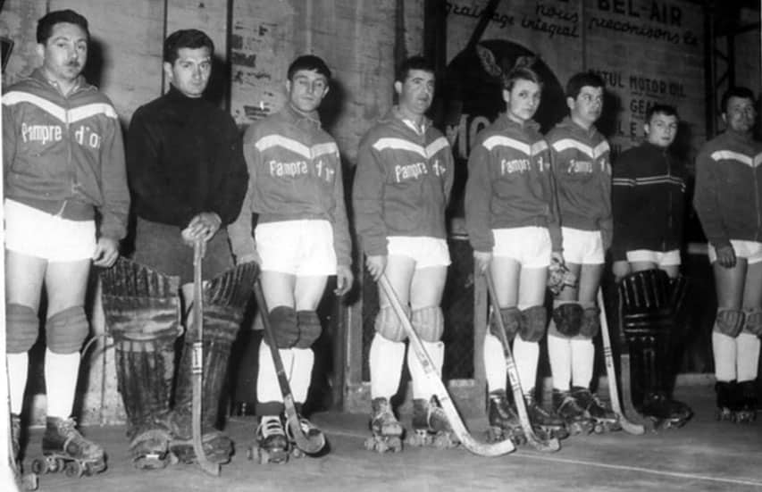 Equipe de Coutras - 1er Titre de Champion de France 1964 - 1er à gauche de la photo Milou DUCOURTIOUX -celui qui a amené Roger au rink hockey