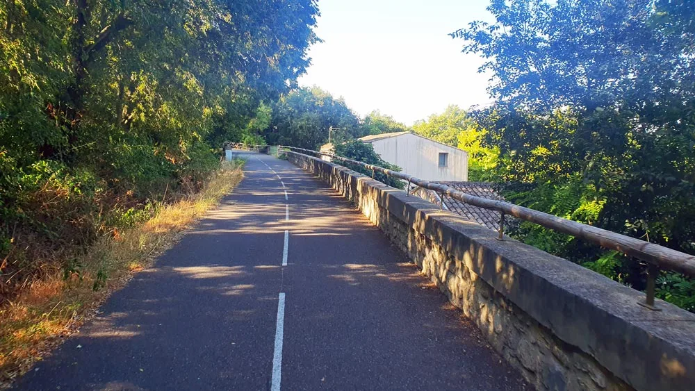 L'arrivée sur le parking et l'étape de l'ancienne gare de Sommières