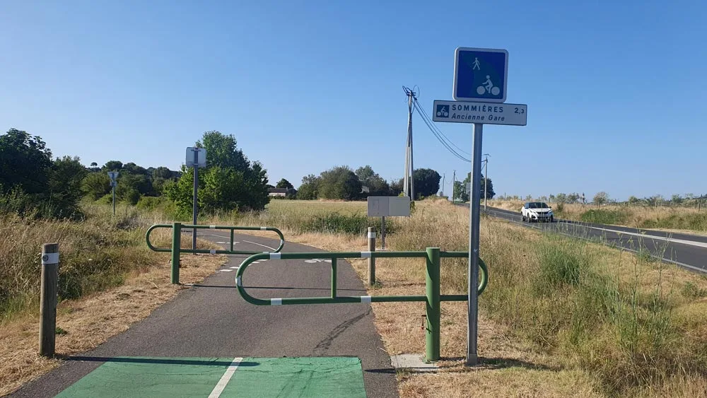 Attention à l'approche des intersections avec le réseau routier