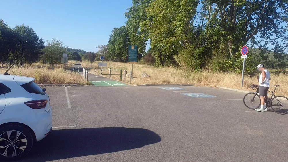 Le parking au départ de Lecques / Fontanès