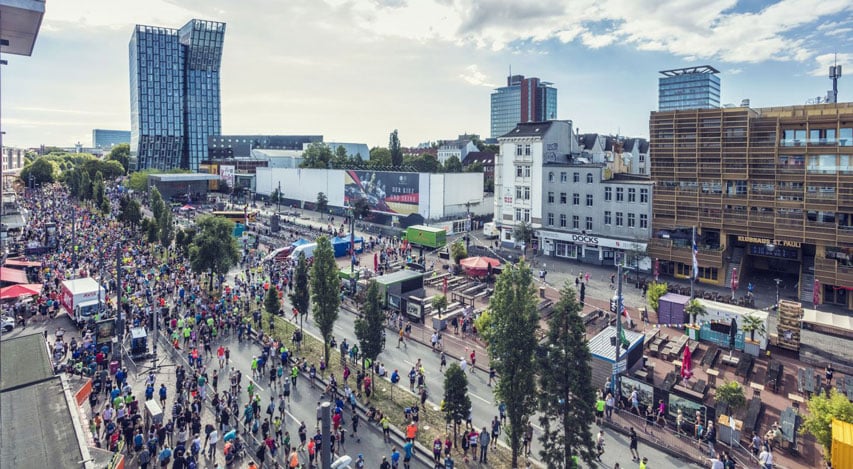 Vue aérienne du village du semi-marathon de Hambourg 2022