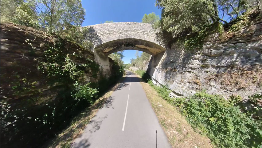 Passage sous les ponts de la voie verte de la Vaunage côté Sommières